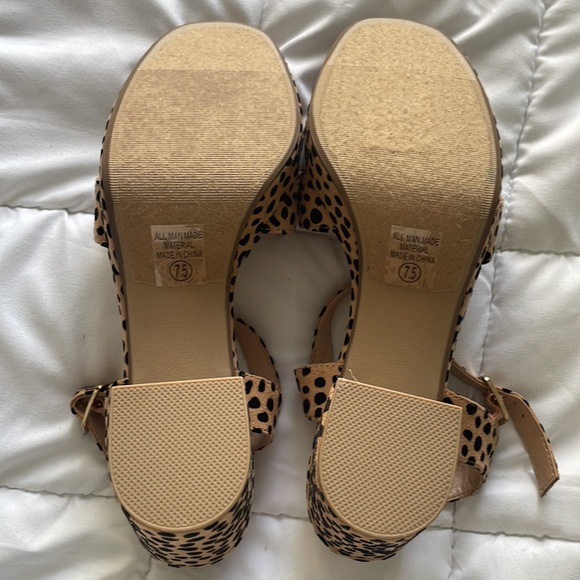 NWT DELICIOUS Cheetah Platform Heels - Picture 3 of 4